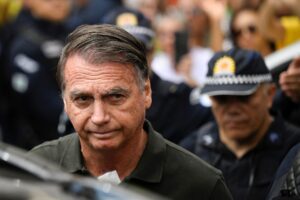 filhos-de-bolsonaro-protestam-contra-manutencao-de-prisao-do-pai:-“graves-violacoes”