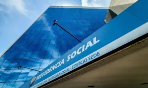 inss-suspende-pagamento-bonus-para-reduzir-fila-de-pedidos-por-falta-de-recursos