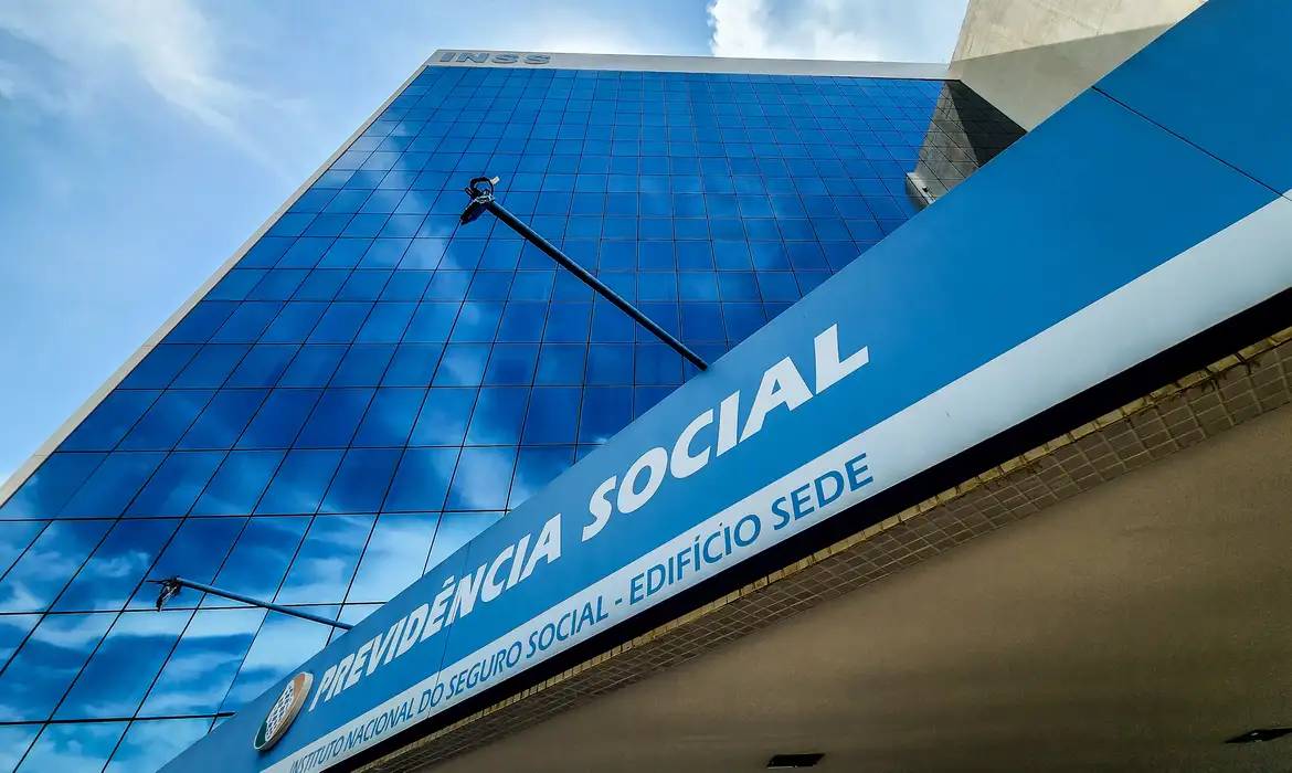 inss-suspende-pagamento-bonus-para-reduzir-fila-de-pedidos-por-falta-de-recursos