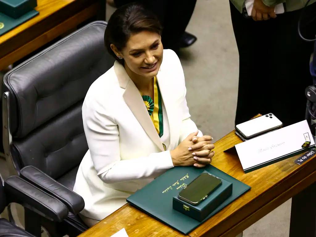 michelle-culpa-governo-por-tarifaco-e-reclama-de-pressao-sobre-bolsonaro-por-sucessor