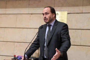 “eduardo-talvez-jamais-volte-a-ver-o-pai”,-lamenta-carlos-bolsonaro